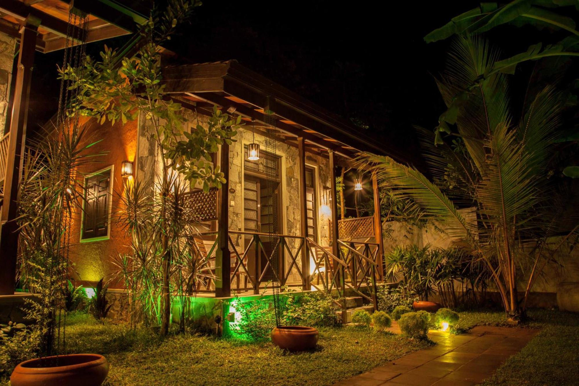 Villa Pinnawala Exterior photo
