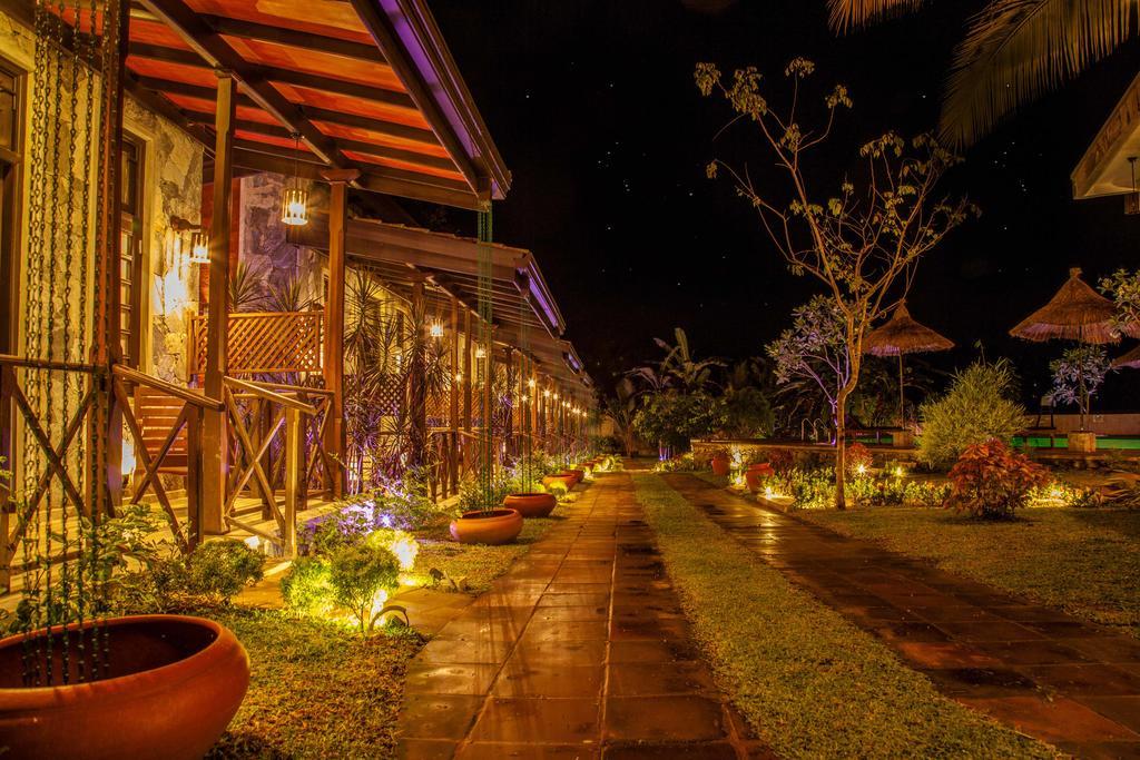 Villa Pinnawala Exterior photo