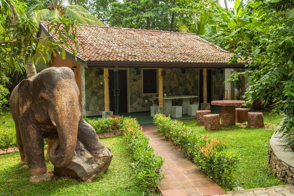 Villa Pinnawala Exterior photo